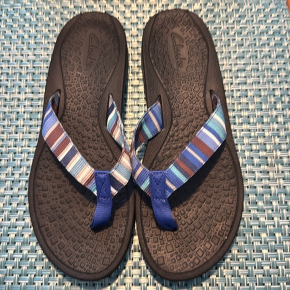 CLARKS "TATE MUSE" BLUE MULTI STRIPED TEXTILE THONG FLIP FLOPS SANDALS - Size 9 - Picture 1 of 5